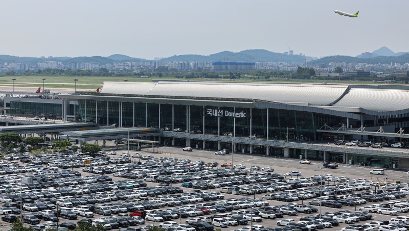 차량들로 가득한 김포공항 주차장.(ⓒ뉴스1, 무단 전재-재배포 금지)