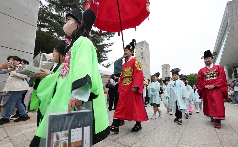 지난 5월 15일 서울 용산구 국립한글박물관에서 열린 ‘2024년 국립한글박물관 제627돌 세종대왕 나신 날’ 기념행사에서 도포와 유건을 착용한 학생들과 세종대왕이 행차하고 있다.(ⓒ뉴스1, 무단 전-재배포 금지)