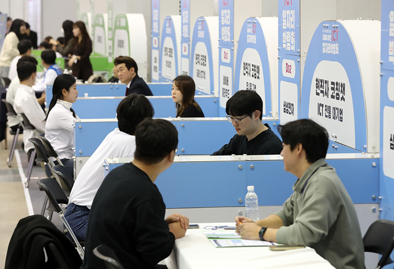 부산 해운대구 벡스코 제2전시장에서 열린 2024 부산 ICT 일자리박람회에서 구직자들이 현직자 코칭챗을 받고 있다. (ⓒ뉴스1, 무단 전재-재배포 금지)