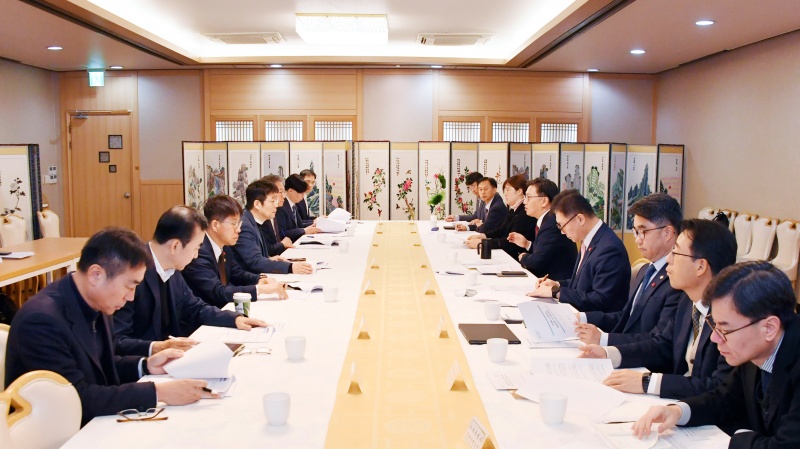 김범석 기획재정부 차관이 5일 오전 서울 종로구 정부서울청사에서 열린 ‘경제금융상황 점검 전담반(TF) 회의’를 주재하고 있다.(ⓒ뉴스1, 기획재정부 제공, 무단 전재-재배포 금지)