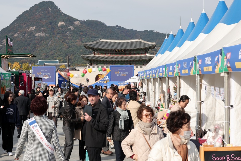 지난 11월 5일 서울 광화문광장 육조광장에서 열린 2024 소상공인의 날 기념행사를 찾은 시민들이 부스를 둘러보고 있다.(ⓒ뉴스1, 무단 전재-재배포 금지)