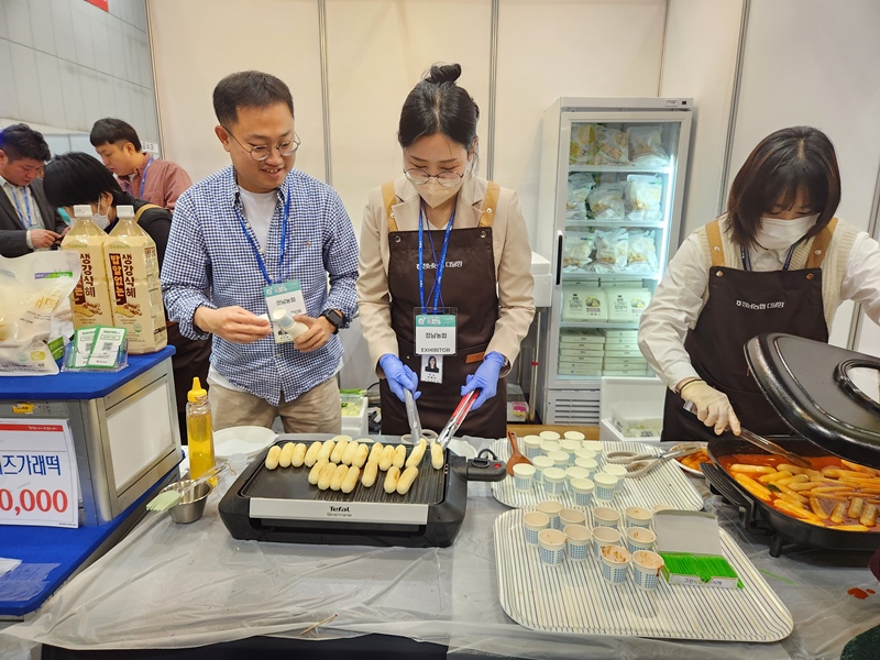 정남농협 식품관에 방문해서 우리 쌀로 만든 치즈가래떡과 떡볶이 시식을 해봤다. 부드럽고 고소한 맛이 일품이었다.