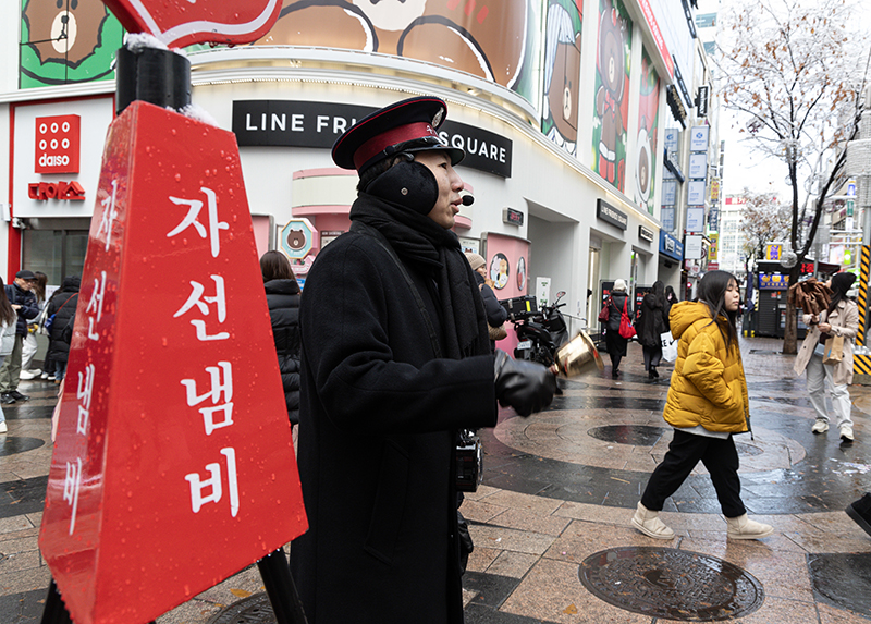 구세군 자선냄비 모금활동이 시작된 지난 11월 27일 오후 서울 중구 명동거리에서 자원봉사자가 종을 울리고 있다. (ⓒ뉴스1, 무단 전재-재배포 금지)