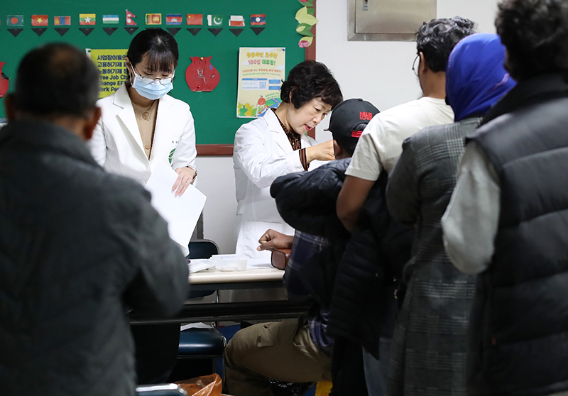 경북 경산시 경산이주노동자센터에서 열린 외국인 근로자 무료 건강검진에서 경산시보건소 의료진이 혈액검사를 위해 채혈하고 있다. (ⓒ뉴스1, 무단 전재-재배포 금지)