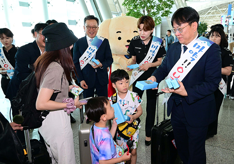 인천국제공항 제1여객터미널 출국장에서 열린 제38회 세계 마약퇴치의 날 기념 마약 근절 캠페인에서 김종호(오른쪽부터) 인천공항본부세관장, 마약근절 홍보대사인 방송인 장도연, 정상혁 신한은행장이 여행객들에게 홍보물을 나눠주고 있다. (ⓒ뉴스1, 무단 전재-재배포 금지)