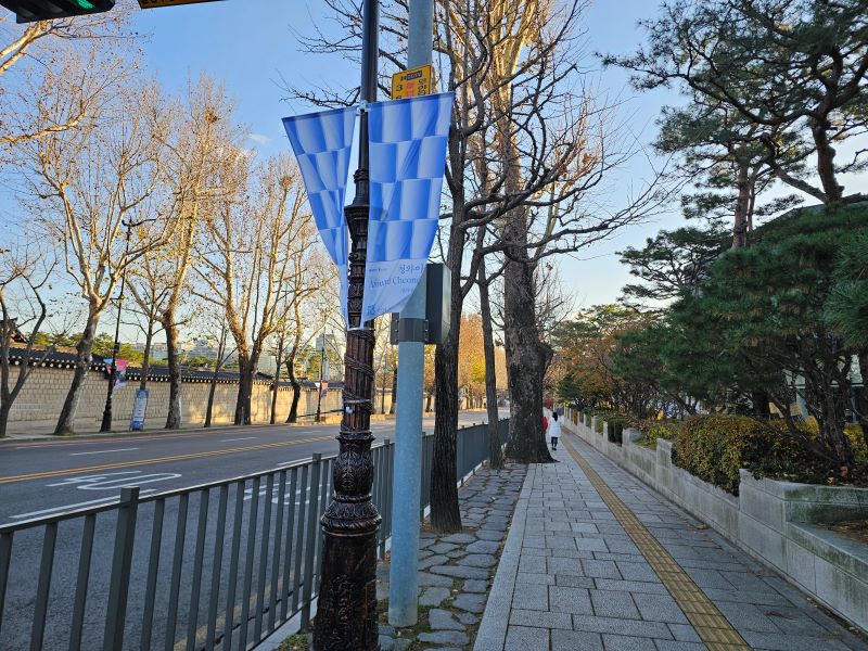 경복궁 돌담길을 따라 청와대로 향하는 길에 만날 수 있는 청와이웃에 대한 안내배너. 파랑과 보라빛이 특히 인상적이었다.