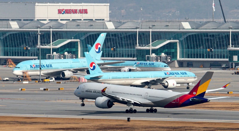 1일 인천공항 계류장 및 활주로에 대한항공과 아시아나 비행기의 모습이 보이고 있다.(ⓒ뉴스1, 무단 전재-재배포 금지)