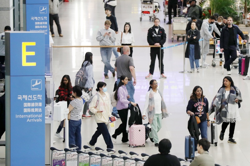 인천국제공항 제1여객터미널 입국장에 외국인 등 여행객들로 붐비는 모습.(ⓒ뉴스1, 무단 전재-재배포 금지)