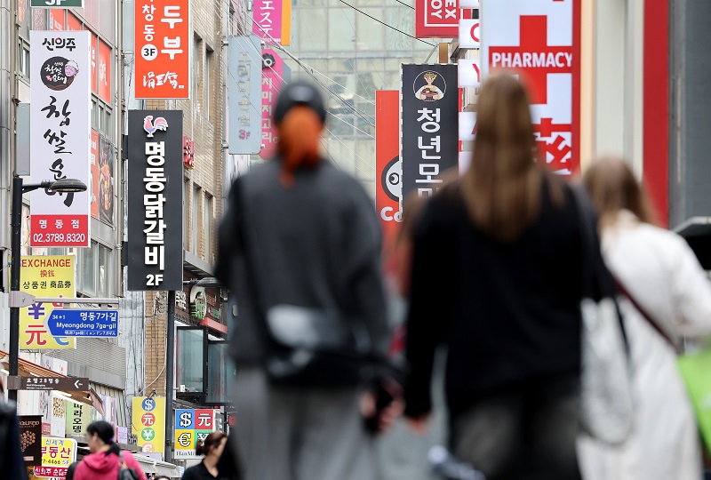 정부는 소상공인 생업 피해 정책대응반을 본격 가동하기로 했다. 서울 중구 명동거리 식당가에 관광객들이 지나가고 있다.2024.4.3(ⓒ뉴스1, 무단 전재-재배포 금지)