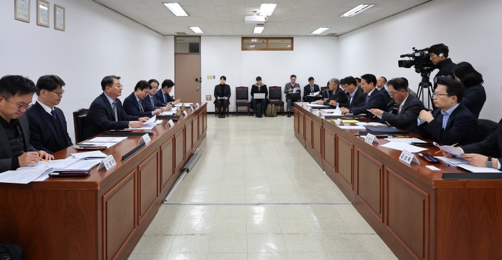 방기선 국무조정실장이 17일 서울 마포구 182경찰민원콜센터에서 열린 불법사금융척결 TF 회의에서 발언하고 있다.(ⓒ뉴스1, 무단 전재-재배포 금지)