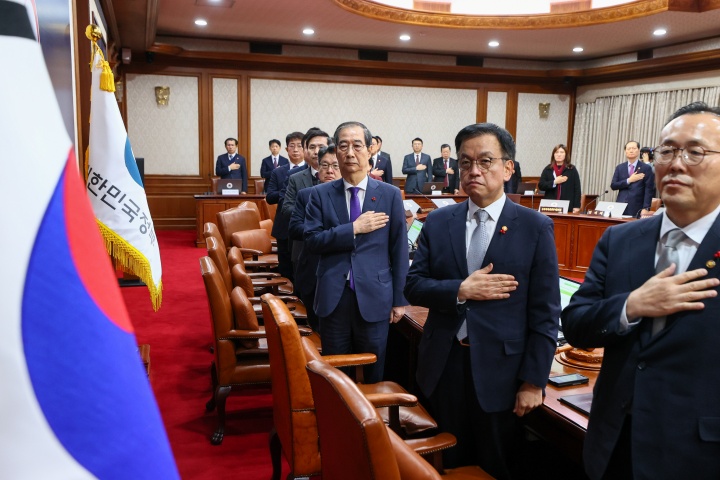 한덕수 대통령 권한대행 국무총리가 17일 서울 종로구 정부서울청사에서 열린 국무회의에서 국무위원들과 함께 국민의례를 하고 있다.(총리실 제공)(ⓒ뉴스1, 무단 전재-재배포 금지)