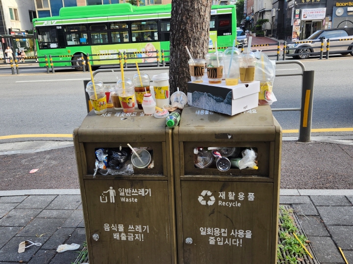 길거리에 있는 휴지통에는 여전히 분리 배출되지 않은 채 마구 버려지는 폐기물이 많다.