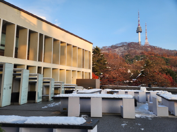 남산도서관 2층 남산하늘뜰은 폐섬유를 활용한 패널로 조성되었다.