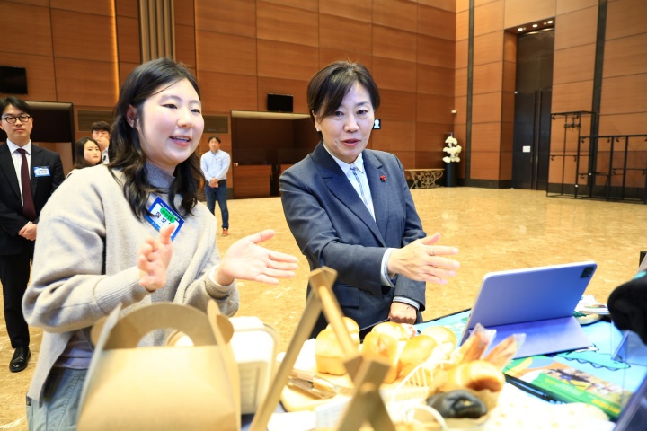 송미령 농림축산식품부 장관이 대전 호텔ICC에서 열린 “농업·농촌·농산업의 미래 주역 청년들과의 소통 한마당”에서 전시장을 둘러보고 있다.(ⓒ뉴스1, 무단 전재-재배포 금지)