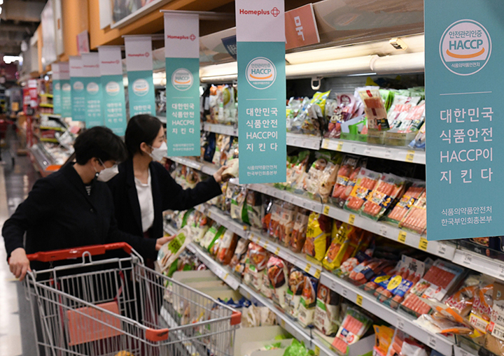 서울시내 한 마트에서 진행한 ‘HACCP(해썹) 바로알기 캠페인’을 진행 중인 서울시내 한 마트에서 시민들이 상품을 고르고 있다. (ⓒ뉴스1, 무단 전재-재배포 금지)