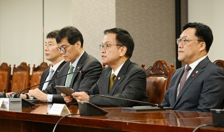 최상목 경제부총리 겸 기획재정부 장관이 19일 서울 중구 은행연합회에서 열린 ‘거시경제금융회의’를 주재하고 있다.(ⓒ뉴스1, 기획재정부 제공, 무단 전재-재배포 금지)