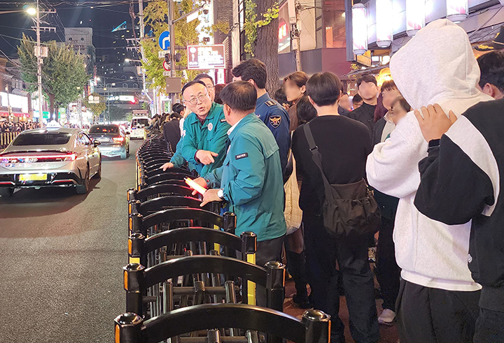 이한경 행정안전부 재난안전관리본부장이 지난 10월 서울 마포구 홍대거리에서 인파밀집 우려지역에 대한 안전점검을 하고 있다. (ⓒ뉴스1, 무단 전재-재배포 금지)