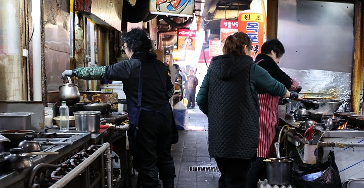 서울 남대문 시장에서 상인들이 점심 메뉴를 준비하고 있다.(ⓒ뉴스1, 무단 전재-재배포 금지)