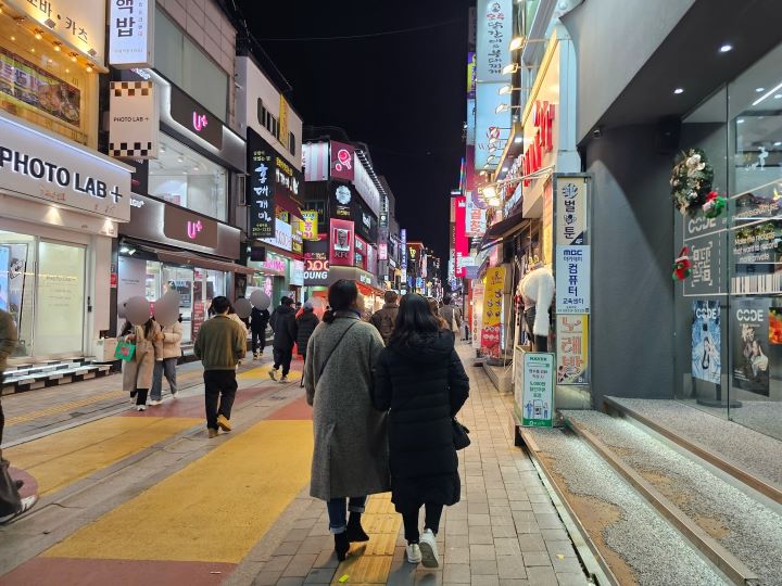 수능이 끝난 이후, 평일과 주말을 가리지 않고 수원역 로데오거리는 많은 청소년으로 붐빈다. 다가오는 크리스마스와 연말을 맞아 더 많은 청소년이 이곳을 찾을 계획이다.