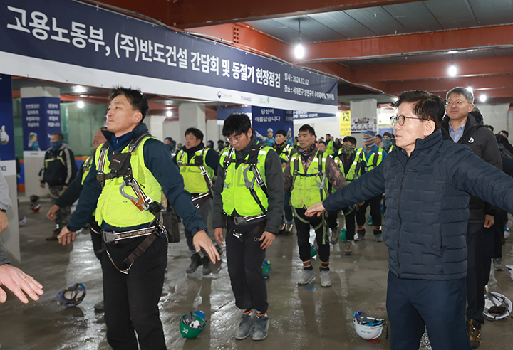 김문수 고용노동부 장관이 지난 2일 오전 겨울철 건설현장 안전관리 실태를 점검하기 위해 서울 서대문구 영천구 한 주택재개발 정비사업 현장을 방문, 근로자 등과 몸을 풀고 있다. (ⓒ뉴스1, 무단 전재-재배포 금지)