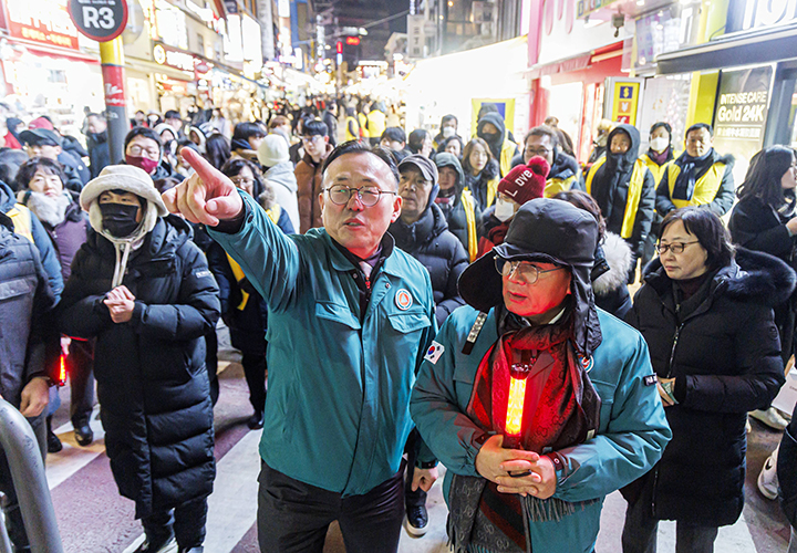 이한경 행정안전부 재난안전관리본부장이 서울 중구 명동거리를 찾아 성탄절 인파밀집 우려지역 안전점검을 하고 있다. (ⓒ뉴스1, 무단 전재-재배포 금지)