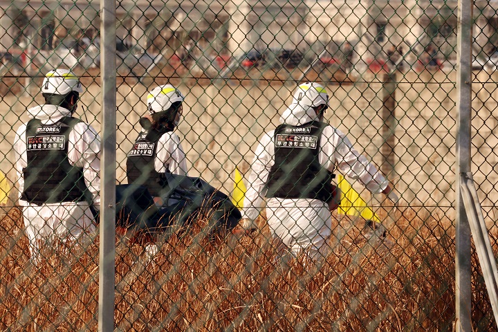 29일 오전 전남 무안국제공항 활주로에 여객기가 추락해 사고 수습이 이뤄지고 있다. 이날 오전 9시 7분쯤 승객과 승무원 181명을 태운 태국발 제주항공 7C2216편 항공기가 무안공항 착륙을 시도하던 중 활주로 외벽에 부딪혀 폭발했다. 2024.12.29(ⓒ뉴스1, 무단 전재-재배포 금지)