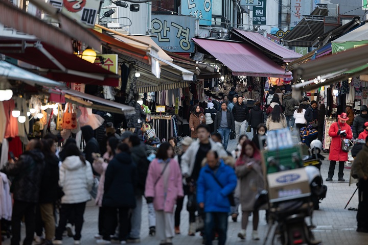 기획재정부는 2일 ‘2025년 경제정책방향’을 발표했다.  사진은 서울 중구 남대문시장을 찾은 시민들과 관광객들의 모습.(ⓒ뉴스1, 무단 전재-재배포 금지)