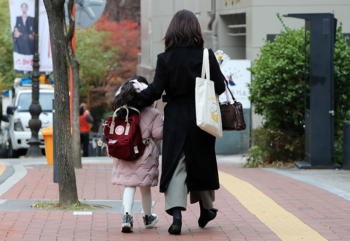 한 엄마와 아이가 서울시내 한 직장어린이집으로 향하고 있다. (ⓒ뉴스1, 무단 전재-재배포 금지)