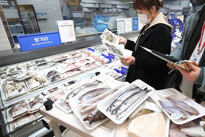 대구의 한 대형마트에서 공무원 합동점검반이 설을 앞두고 성수식품 위생관리 실태를 점검하고 있다. (ⓒ뉴스1, 무단 전재-재배포 금지)