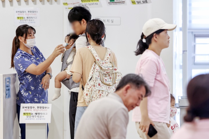 지난 9월 24일 서울의 한 어린이병원이 호흡기 질환을 앓고 있는 어린이들과 보호자들로 붐비고 있다.(ⓒ뉴스1, 무단 전재-재배포 금지)