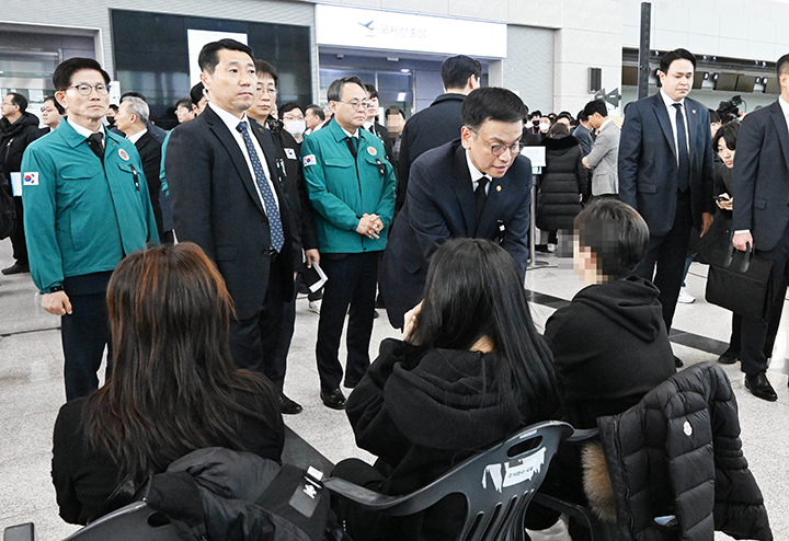 최상목 대통령 권한대행 부총리 겸 기획재정부 장관이 2일 오후 전남 무안공항에서 제주항공 여객기 사고 희생자 유가족을 찾아 위로의 말씀을 전하고 있다. (ⓒ뉴스1, 무단 전재-재배포 금지)