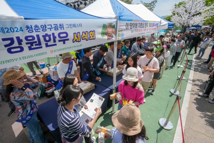 지난 5월 4일 강원 양구군 서천 레포츠공원 일원에서 열린 지역 봄축제인 ‘2024 청춘 양구 곰취축제’를 방문한 관람객들 모습.(ⓒ뉴스1, 무단 전재-재배포 금지)