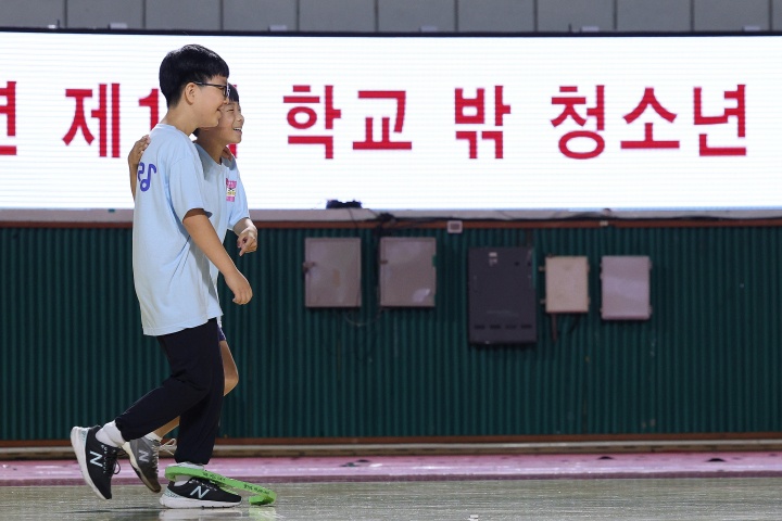 서울 송파구 학생체육관에서 열린 '학교 밖 청소년 친구랑 체육대회'에 참가한 청소년들이 이인삼각 놀이를 하고 있다.(ⓒ뉴스1, 무단 전재-재배포 금지)