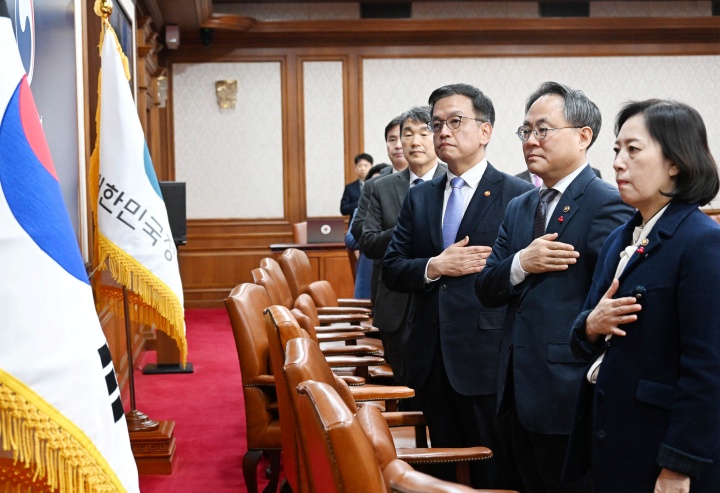 최상목 대통령 권한대행 부총리 겸 기획재정부 장관을 비롯한 국무위원들이 7일 서울 종로구 정부서울청사에서 열린 국무회의에서 국기에 대한 경례를 하고 있다.(기획재정부 제공)(ⓒ뉴스1, 무단 전재-재배포 금지)