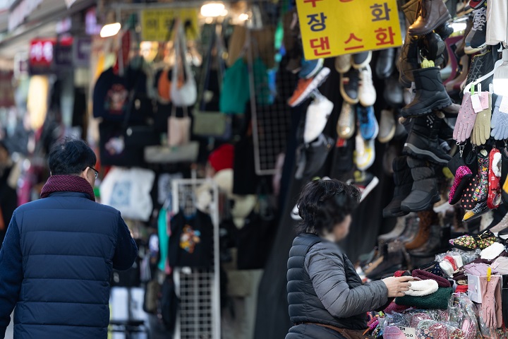 서울 중구 남대문시장에서 한 상인이 장사를 준비하고 있다. 2025.1.2(ⓒ뉴스1, 무단 전재-재배포 금지)