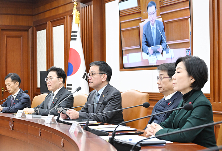 최상목 대통령 권한대행 부총리 겸 기획재정부 장관이 9일 서울 종로구 정부서울청사에서 열린 국정현안조정회의 겸 경제관계장관회의를 주재하고 있다. (ⓒ뉴스1, 무단 전재-재배포 금지)