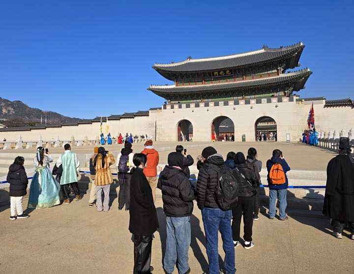 내외국인에게 사랑을 받아 늘 많은 사람이 방문하는 경복궁.