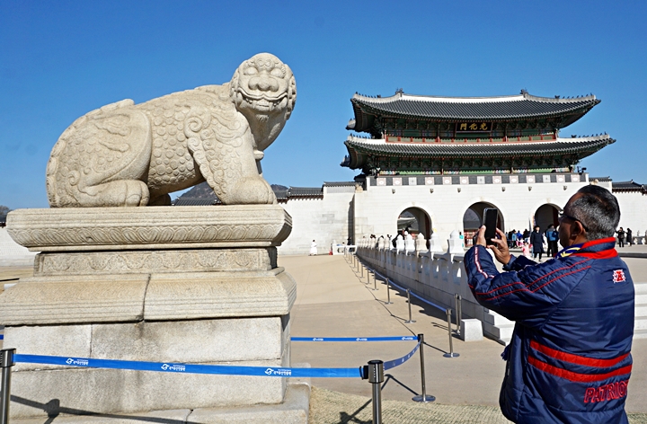 경복궁 해치를 찍고 있는 관광객.