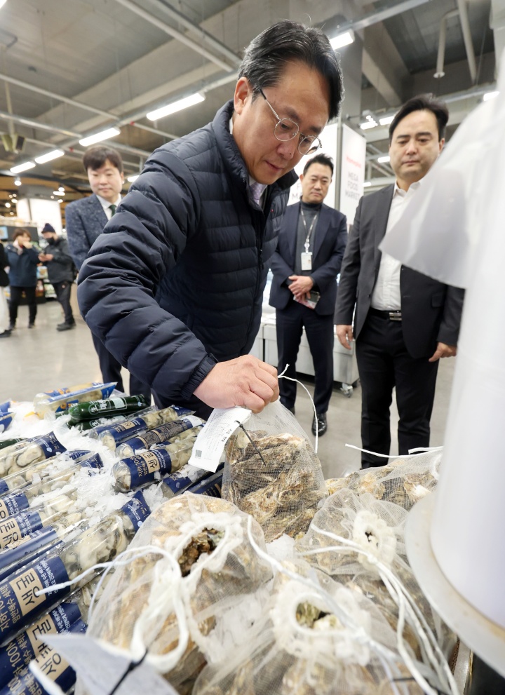 강도형 해양수산부 장관이 새해 첫 날인 1일 서울 강서구 등촌동 홈플러스 강서점에서 석화를 살펴보고 있다.(ⓒ뉴스1, 무단 전재-재배포 금지)