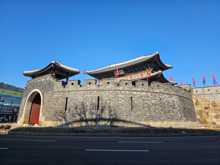 화성 일주의 시작점이자 끝인 팔달문(남문). 개인적으로는 시계 방향으로 순회하는 것을 추천한다.