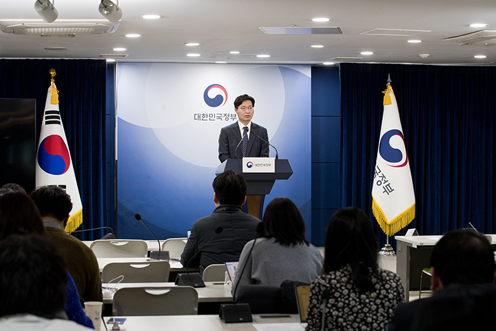 구혁채 과학기술정보통신부 기획조정실장이 지난 10일 오후 서울 종로구 정부서울청사 본관 브리핑룸에서 '2025년 과기정통부 업무계획' 관련 브리핑을 하고 있다. (사진=과학기술정보통신부)