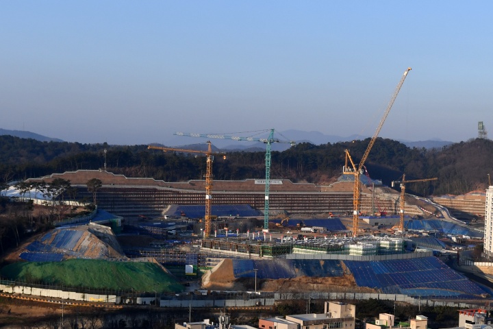 지난 2일 경북 포항시 남구 대잠동 일원에서 대규모 아파트 공사가 한창이다. 지난 2일 경북 포항시 남구 대잠동 일원에서 대규모 아파트 공사가 한창이다. (ⓒ뉴스1, 무단 전재-재배포 금지)