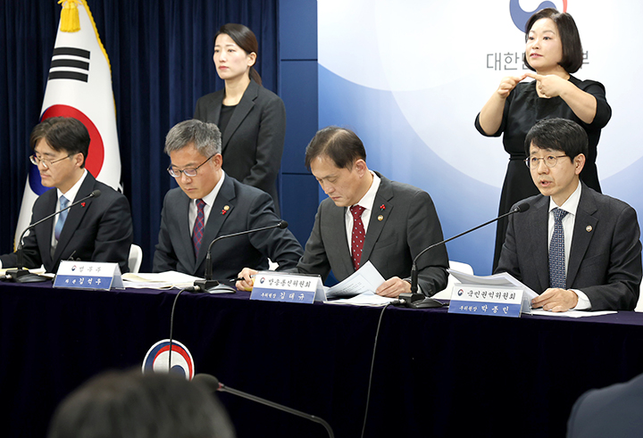 박종민 국민권익위원회 부위원장(오른쪽)이 13일 서울 종로구 정부서울청사에서 2025년 국민권익위원회 업무계획을 브리핑하고 있다. (사진=국민권익위원회)