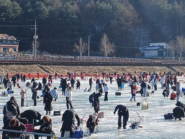 강원 평창 일대에서 열린 제16회 평창송어축제에서 관광객들이 얼음낚시를 하고 있다. 2025.1.3.(ⓒ뉴스1, 무단 전재-재배포 금지)