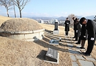 대구 동구 신암동 국립신암선열공원에서 열린 '광복 80주년 애국지사 특별참배'에 참여한 관리소 직원들이 고(故) 방한상(1900~1970) 지사의 55번째 기일을 맞아 참배하고 있다. 2025.1.8(ⓒ뉴스1, 무단 전재-재배포 금지)