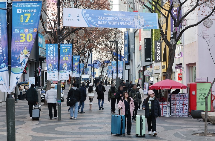 서울 명동거리에서 외국인 관광객이 이동하고 있다. 2024.12.23(ⓒ뉴스1, 무단 전재-재배포 금지)