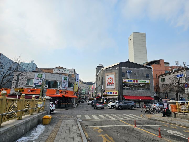 가까운곳에는 통닭거리도 조성되어있다. 영화를 통해 유명해진 수원 왕갈비통닭부터 옛날통닭까지 갓 튀긴 따뜻한 K-푸드를 경험할 수 있다.