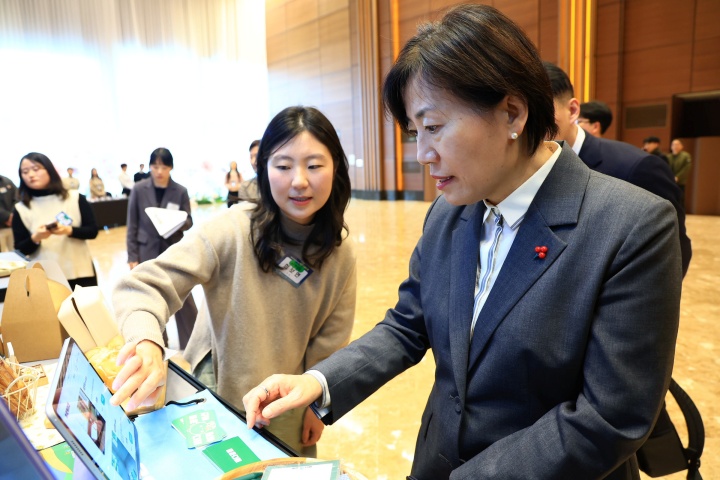 송미령 농림축산식품부 장관이 대전 호텔ICC에서 열린 "농업·농촌·농산업의 미래 주역 청년들과의 소통 한마당"에서 전시장을 둘러보고 있다.2024.12.16.(ⓒ뉴스1, 무단 전재-재배포 금지)