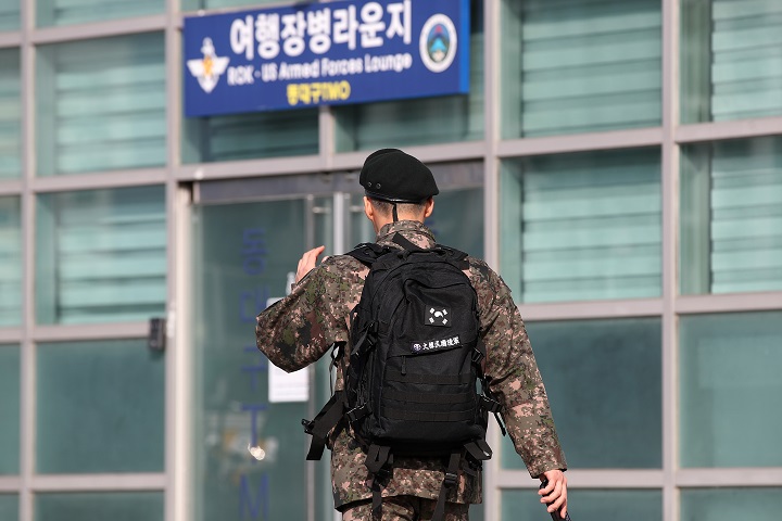 대구 동구 동대구역에서 군 장병이 여행장병라운지로 향하고 있다. 2024.1.5(ⓒ뉴스1, 무단 전재-재배포 금지)