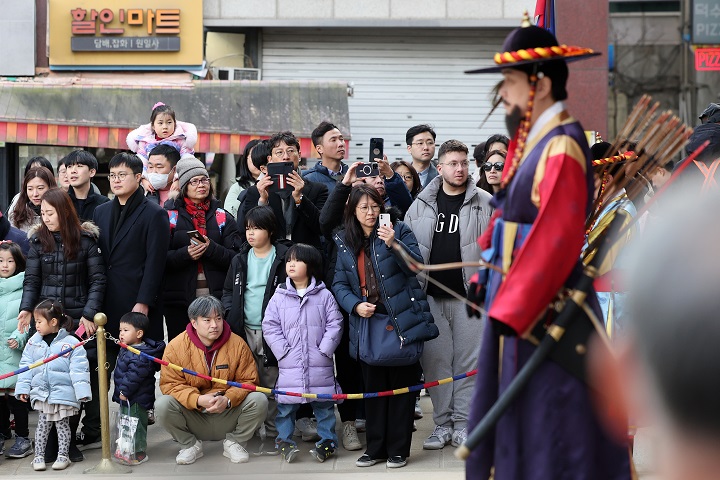 서울 중구 덕수궁 대한문 앞에서 시민들과 외국인 관광객들이 수문장 교대식을 관람하고 있다.2024.2.4(ⓒ뉴스1, 무단 전재-재배포 금지)